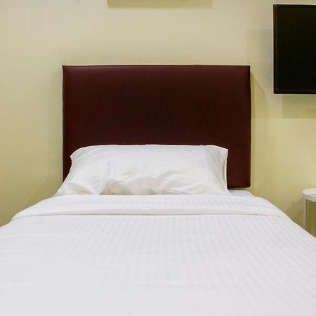 Oyo 90090 Roselyn Inn 2 Pasir Gudang Buitenkant foto