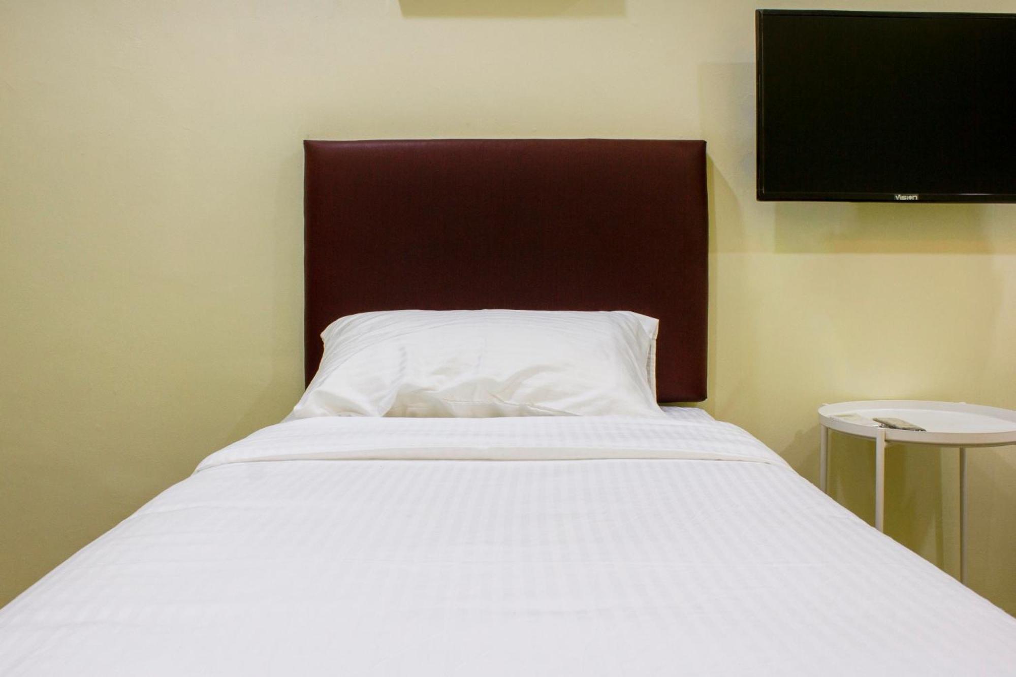 Oyo 90090 Roselyn Inn 2 Pasir Gudang Buitenkant foto
