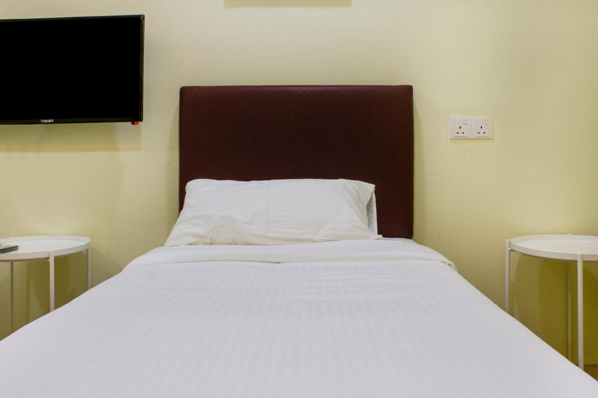 Oyo 90090 Roselyn Inn 2 Pasir Gudang Buitenkant foto