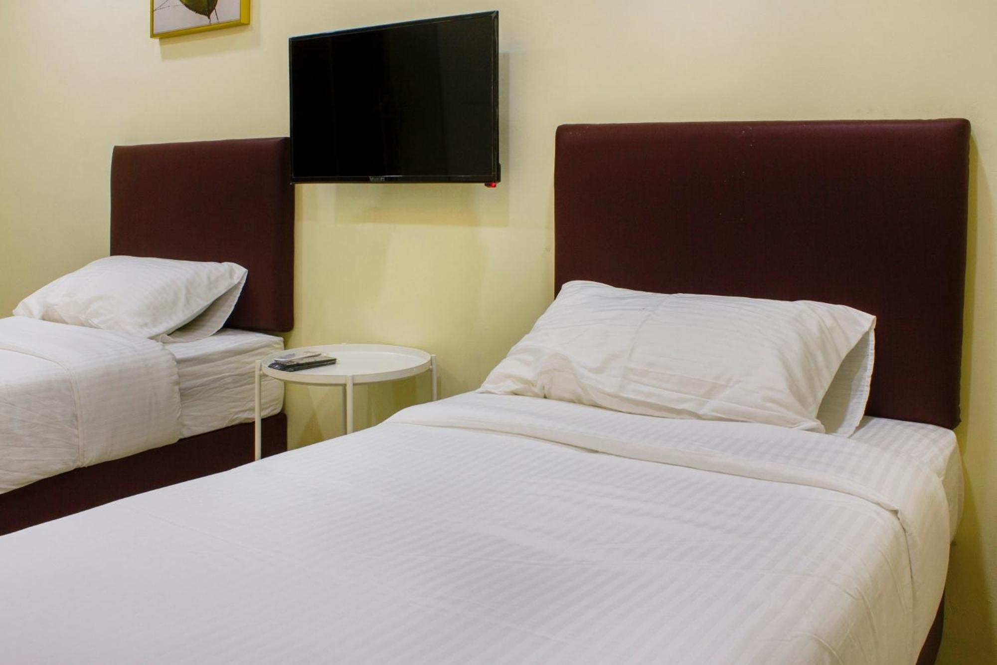 Oyo 90090 Roselyn Inn 2 Pasir Gudang Buitenkant foto