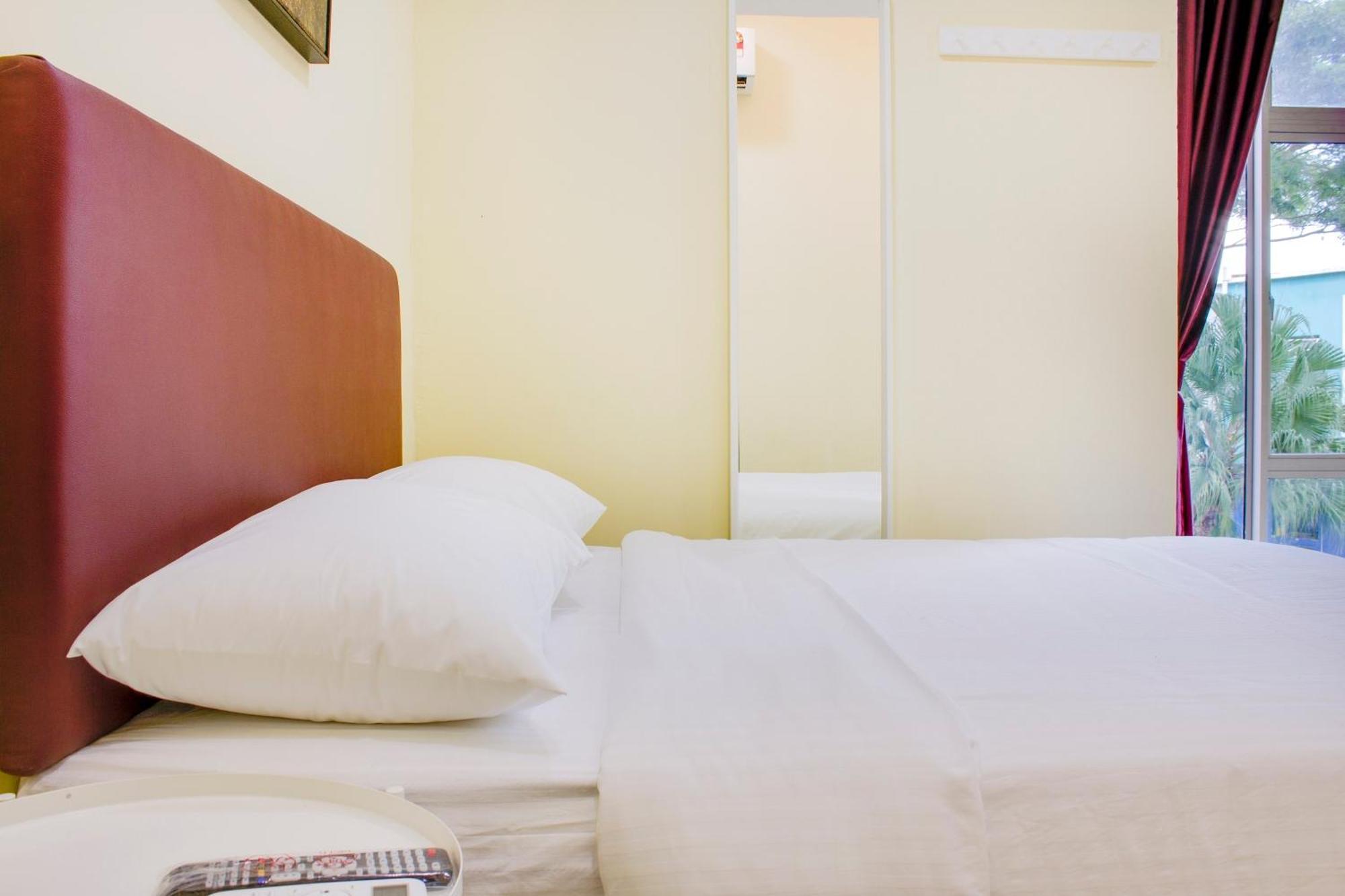 Oyo 90090 Roselyn Inn 2 Pasir Gudang Buitenkant foto